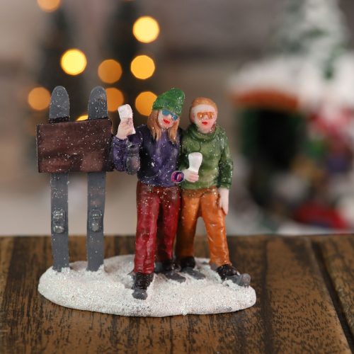 Karácsonyi falu makett figura Síelő pár táblával