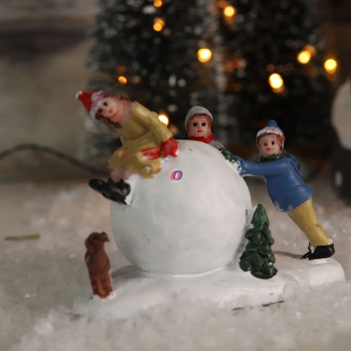 Karácsonyi falu makett figura hólabdát gurító gyerekek