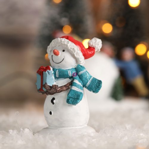 Karácsonyi falu makett figura hóember sapkában