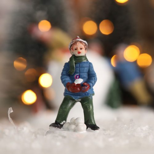 Karácsonyi falu makett figura fiú hógolyókkal kék kabátban