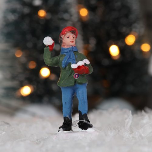 Karácsonyi falu makett figura fiú hógolyókkal, zöld kabátban