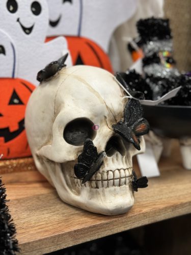 Prémium halloweeni koponya pillangókkal 19 cm