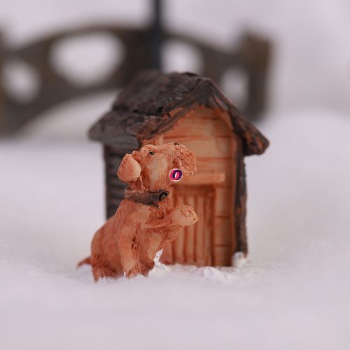 Téli falu kiegészítő kutyaház kutyával poly 6,5 cm színes