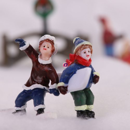 Téli falu kiegészítő snowboardozó gyerekek  poly 6,5 cm 2 f.