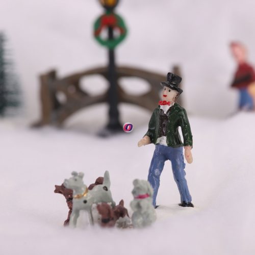 Téli falu kiegészítő kutyákat sétáltató férfi figura